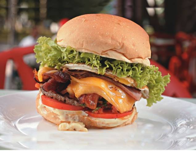Hambúrguer um pouco de tudo, da Dizzy: tomate, alface, presunto, queijo prato, ovo, bacon, maionese e vinagrete. Hambúrguer um pouco de tudo, da Dizzy: tomate, alface, presunto, queijo prato, ovo, bacon, maionese e vinagrete.