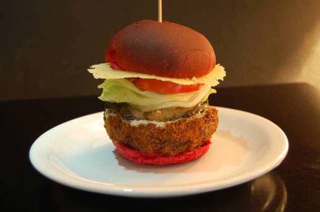 Opção vegetariana da Hamburgueria 162: pão de beterraba, hambúrguer artesanal de abóbora, coalhada seca temperada, legumes grelhados, disco crocante de parmesão e salada Opção vegetariana da Hamburgueria 162: pão de beterraba, hambúrguer artesanal de abóbora, coalhada seca temperada, legumes grelhados, disco crocante de parmesão e salada