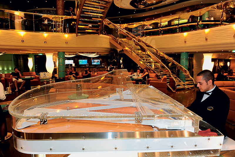 MSC Fantasia - CAPA Ed. 45 - O piano é transparente e da marca Kawai