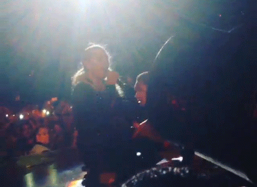 Beyoncé é agarrada por fã em show para 50 000 pessoas no Morumbi