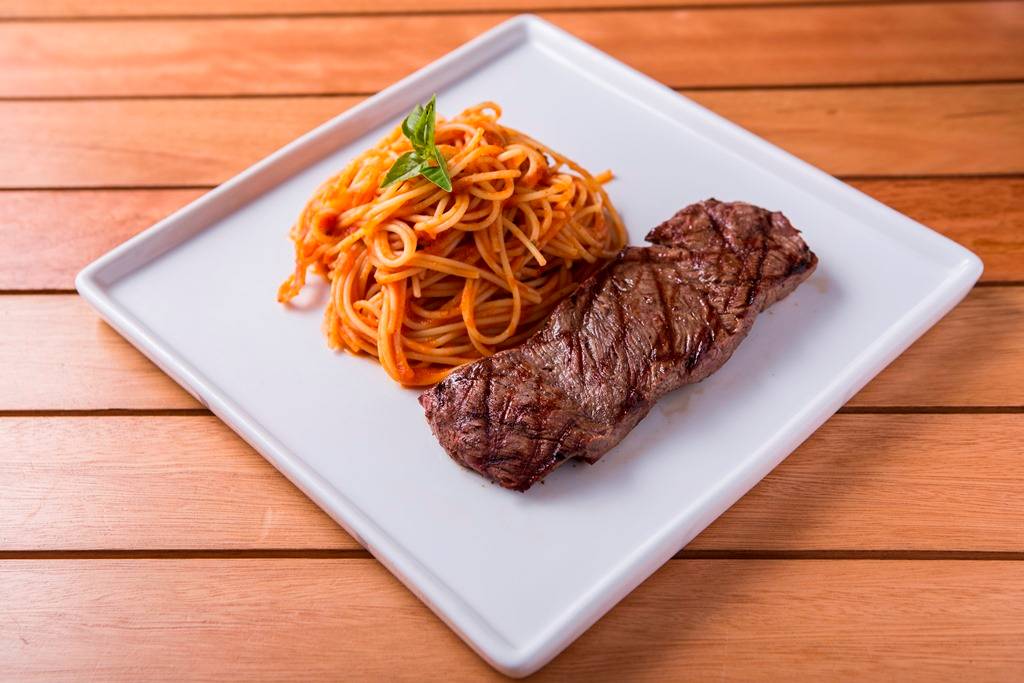 O espaguete de quinoa ao molho de tomate com steak de filé-mignon é uma das receitas com carne orgânica O espaguete de quinoa ao molho de tomate com steak de filé-mignon é uma das receitas com carne orgânica