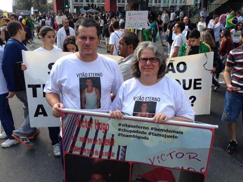 Pelo menos dez pessoas ficam feridas em protesto na capital