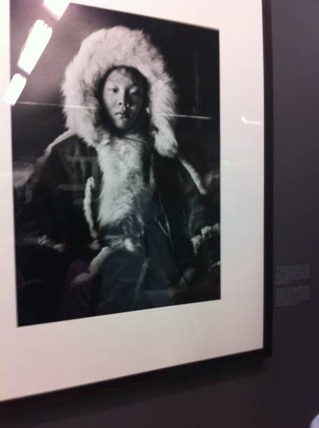 Salgado conviveu e fotografou os nenets, povo que vive na Península de Yamal, na Sibéria, Rússia. Devido ao frio, pegou uma roupa emprestada, igual à da imagem: "Trabalhei com conforto total. As peças são muito quentes. Mas fiquei 45 dias sem me lavar, porque eles só tomam banho no final do mês de agosto. Foi muito triste ir embora e deixá-los. Como são nômades, fiquei pelo menos 15 dias viajando com eles em pensamento, imaginando onde estariam"