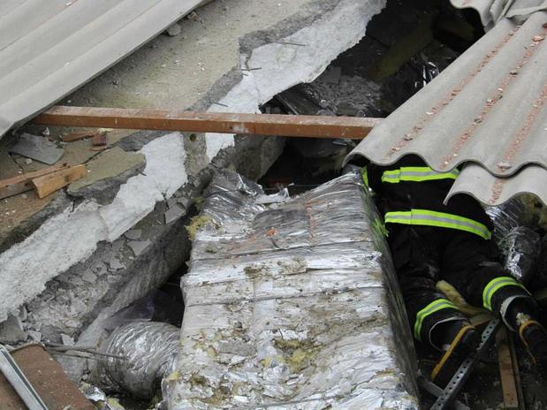 Bombeiros procuram vítimas sob os escombros