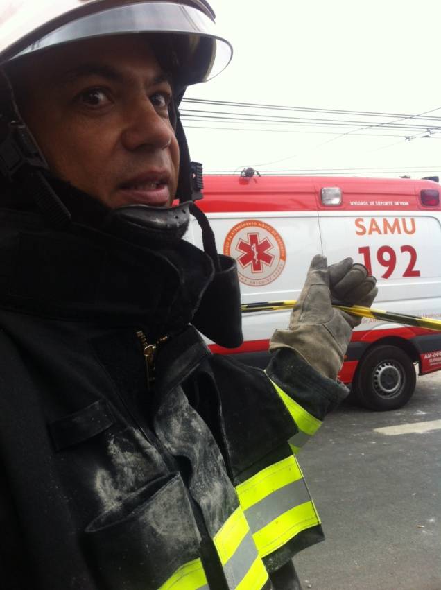 O major do Corpo de Bombeiro Anderson Lima de Oliveira trabalha no resgate das vítimas O major do Corpo de Bombeiro Anderson Lima de Oliveira trabalha no resgate das vítimas