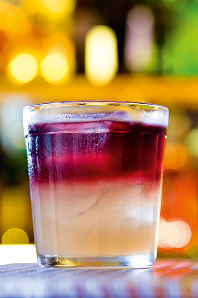 Saiba onde beber ny sour, o drinque da moda