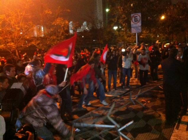 Grupo derruba grades e tenta invadir a Assembleia Legislativa Grupo derruba grades e tenta invadir a Assembleia Legislativa
