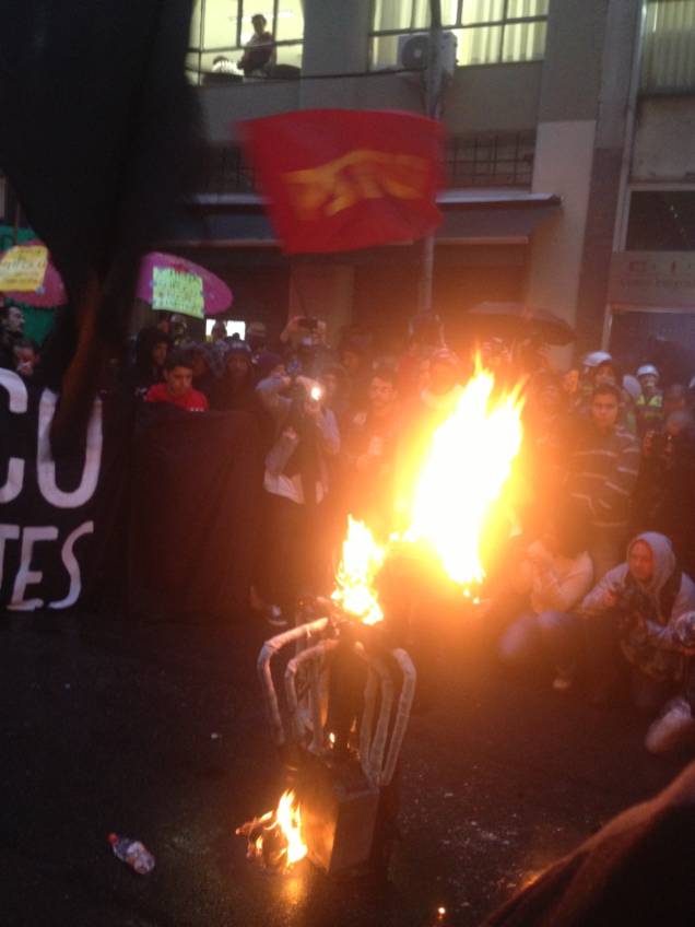 Em frente à Secretaria dos Transportes, os manifestantes atearam fogo em uma catraca de ônibus falsa. O ato segue pacífico Em frente à Secretaria dos Transportes, os manifestantes atearam fogo em uma catraca de ônibus falsa. O ato segue pacífico