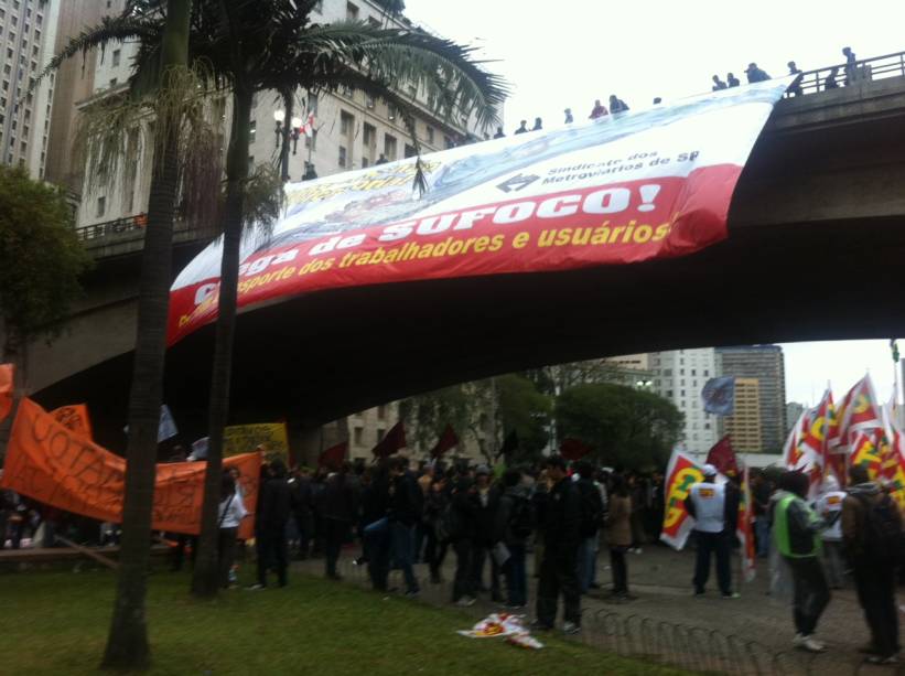 	O ato conta com a participação de sindicalistas e integrantes de movimentos sociais