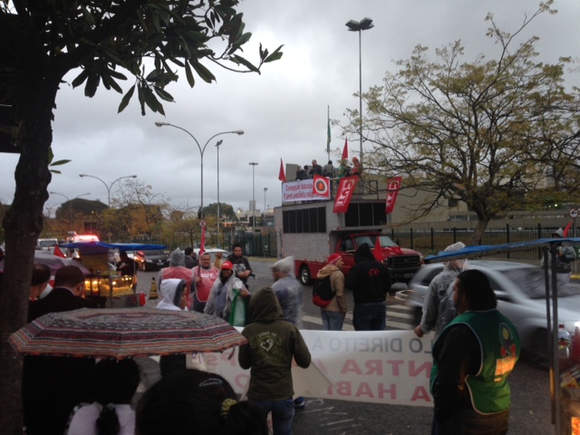 	Manifestantes utilizaram um carro de som em frente à Assembleia Legislativa