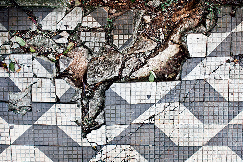 Em vídeo: paulistanos levam um olé das calçadas