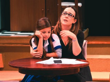 Atriz Júlia Gomes se destaca em peça e novela