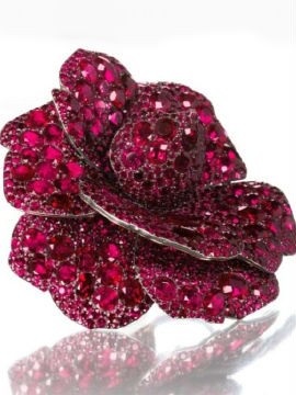 O rubi é a estrela do leilão de joias de Lily Safra