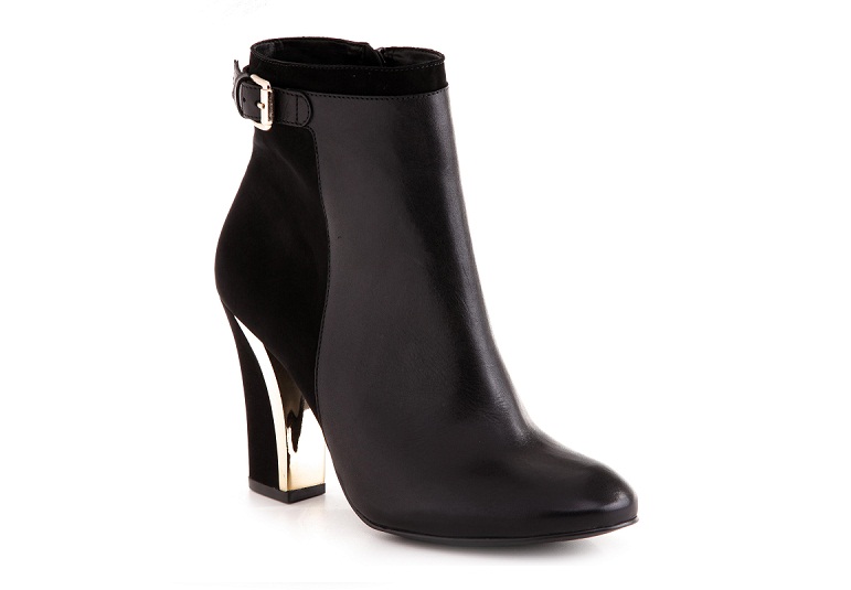 	Ankle boot em couro e nobuck. R$ 339,90. Arezzo. Rua Oscar Freire, 808, Jardim Paulistano. Tel.: 3081-4929. www.arezzo.com.br