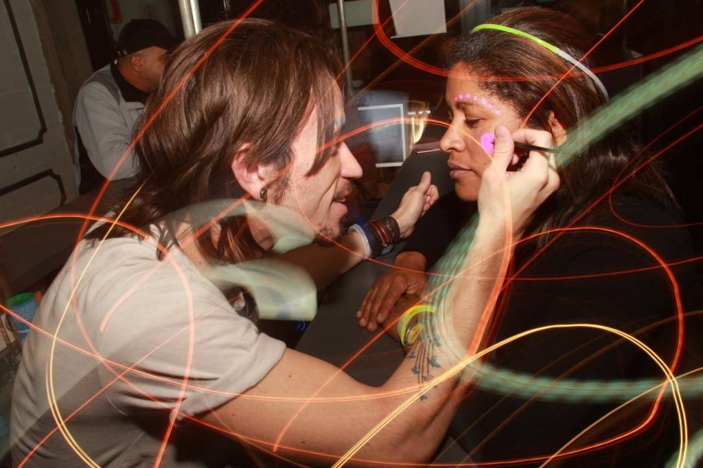 Tintas fluorescentes transformam balada em brincadeira