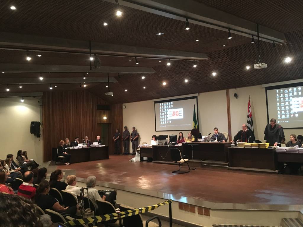 Elize pede para sair ao ver imagens de partes do corpo de Matsunaga