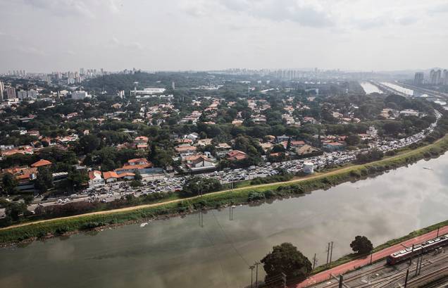 Por causa da perseguição policial a pista da Marginal PInheiros sentido Interlagos ficou totalmente interditada Por causa da perseguição policial a pista da Marginal PInheiros sentido Interlagos ficou totalmente interditada