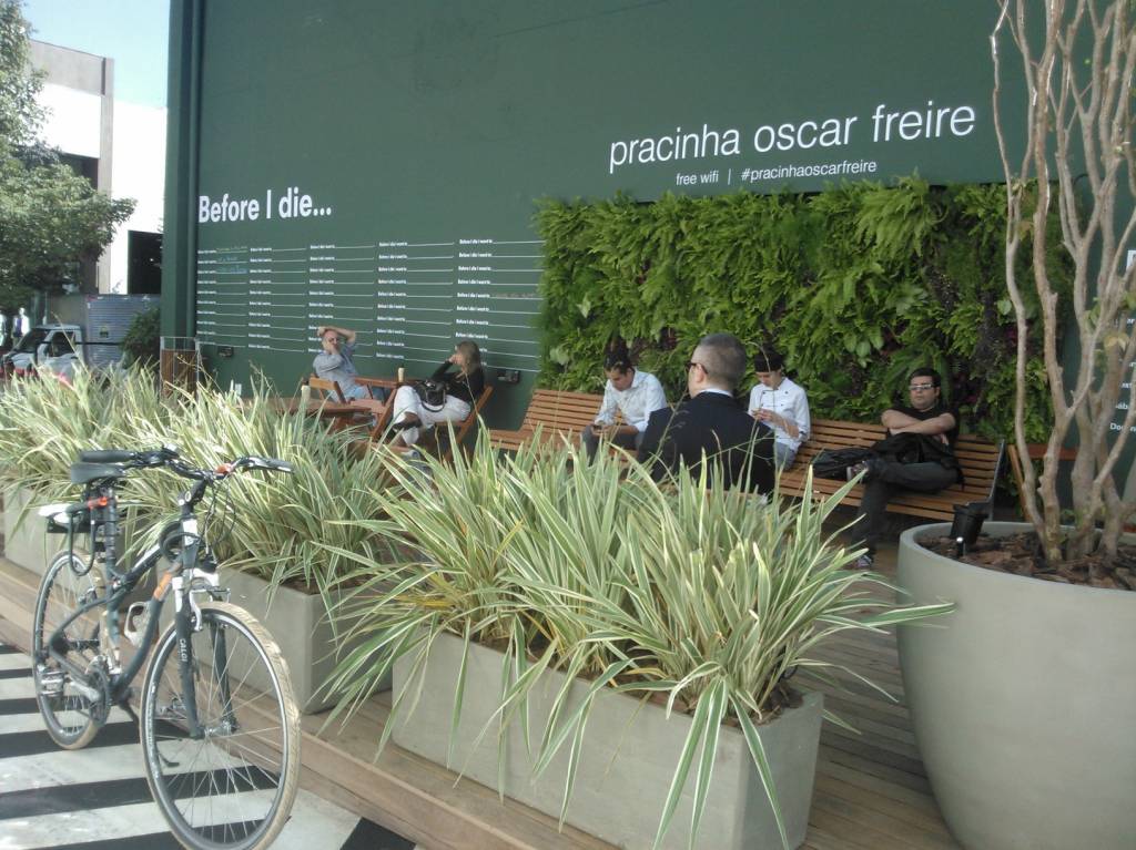 Rua Oscar Freire ganha praça temporária em rampa de estacionamento