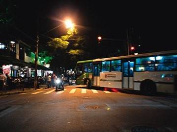 Excesso de ônibus e manobristas espaçosos tumultuam a Aspicuelta