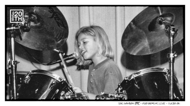 Zac Hanson, o mais novo do trio (nasceu em 1985), aprendendo a tocar bateria. Foto de 1995 Zac Hanson, o mais novo do trio (nasceu em 1985), aprendendo a tocar bateria. Foto de 1995