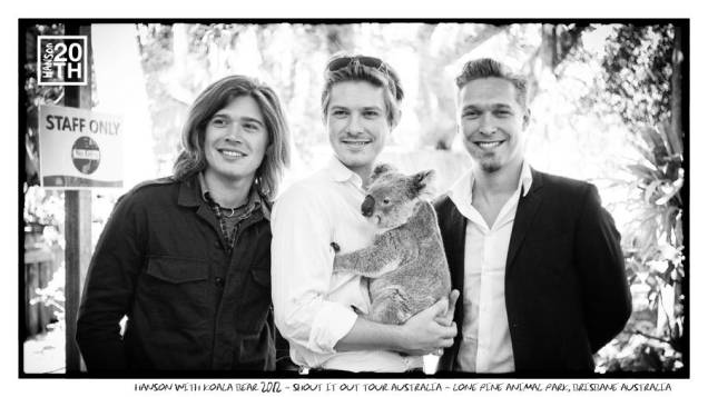 Em Brisbane, na Austrália, Taylor Hanson segura um coala. 2012 Em Brisbane, na Austrália, Taylor Hanson segura um coala. 2012