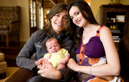 Zac Hanson, a esposa e o primeiro filho Zac Hanson, a esposa e o primeiro filho