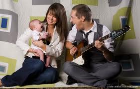 Isaac brinca com a mulher e o filho para foto de revista Isaac brinca com a mulher e o filho para foto de revista
