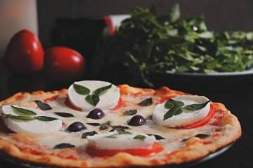 Pizzaria Sala Vip oferece discos de massa fina