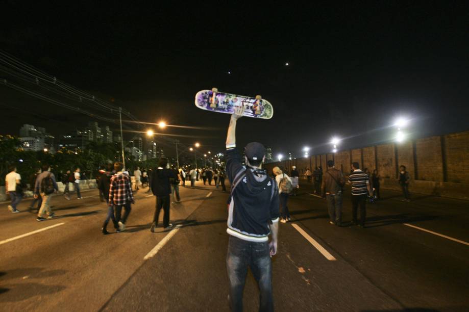 Muita gente compareceu levando skate e bike