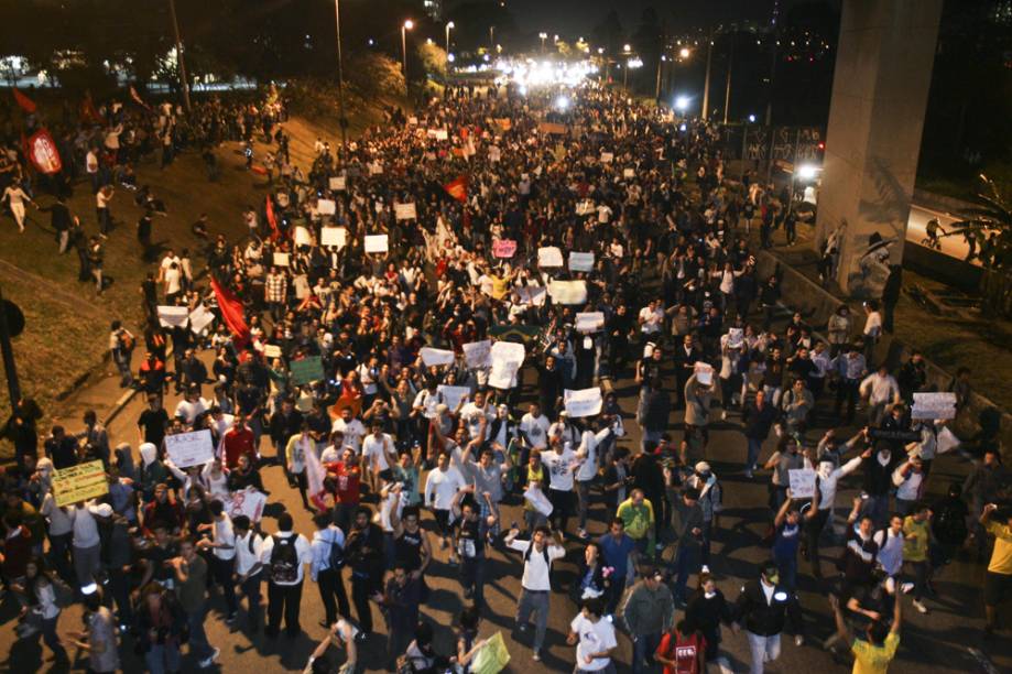 Os motoristas que estavam na Marginal Pinheiros tiveram que seguir a manifestação atrás do grupo