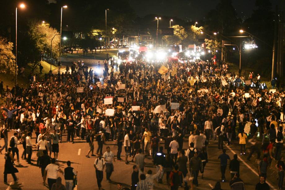 O Movimento Passe Livre foi traçando a rota da manifestação na hora