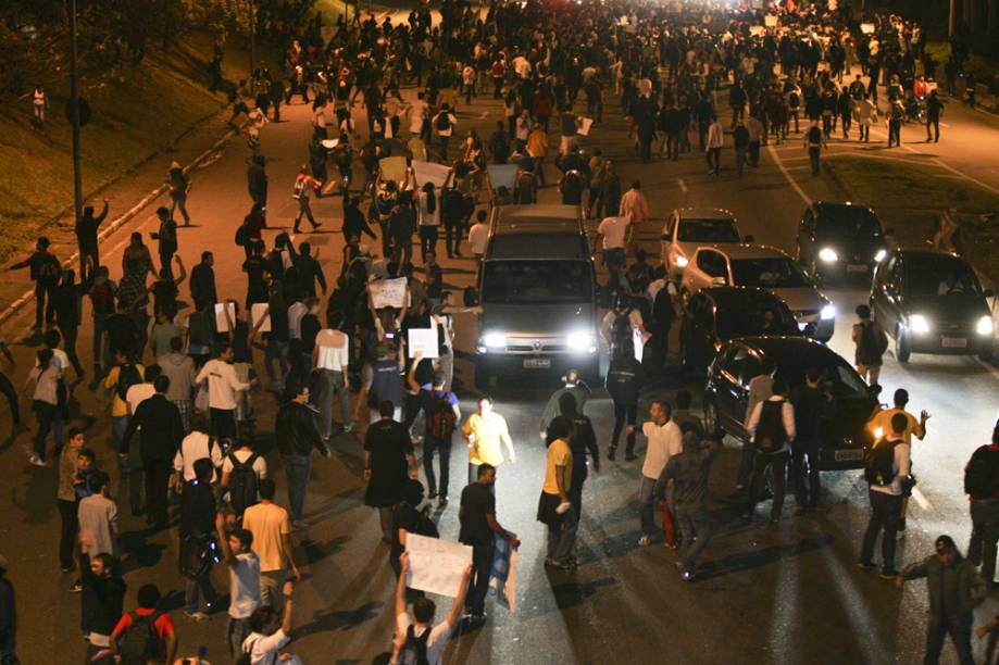 Motoristas foram convidados a deixarem os carros para participar da manifestação