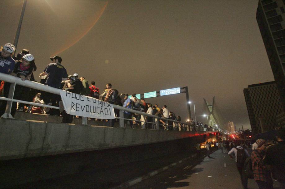 Faixas foram estendidas na beirada da Ponte Estaiada