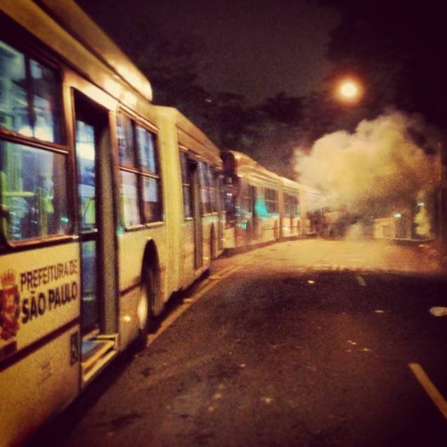 Gás lacrimogêneo lançado em frente ao Palácio dos Bandeirantes Gás lacrimogêneo lançado em frente ao Palácio dos Bandeirantes