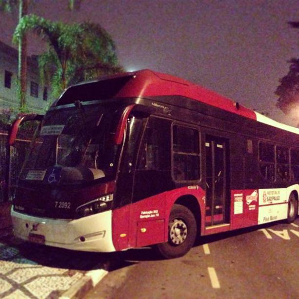 	Ônibus usado como barricada próximo ao portão 2 do Palácio dos Bandeirantes