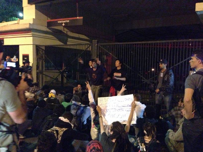 	Manifestantes em frente a um dos portões do Palácio dos Bandeirantes 