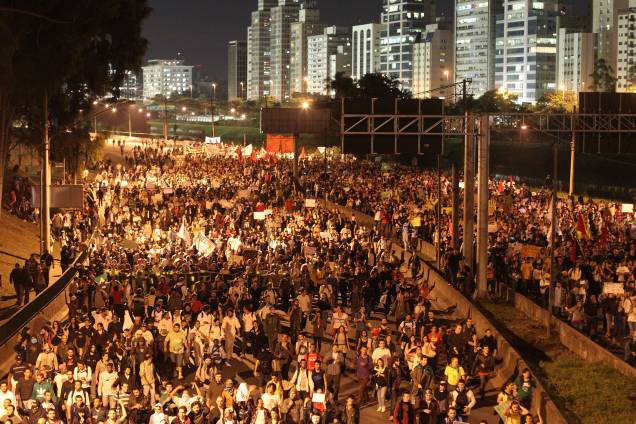 Manifestantes ocupam a Marginal Pinheiros no quinto dia de manifestações Manifestantes ocupam a Marginal Pinheiros no quinto dia de manifestações