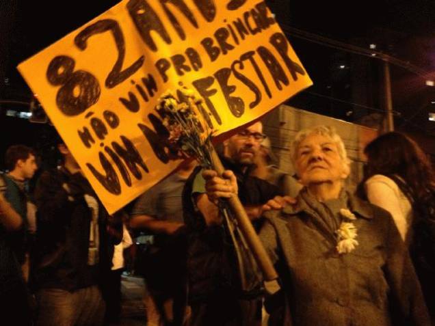 Manifestante durante protestos na Avenida Brigadeiro Faria Lima na segunda (17) Manifestante durante protestos na Avenida Brigadeiro Faria Lima na segunda (17)