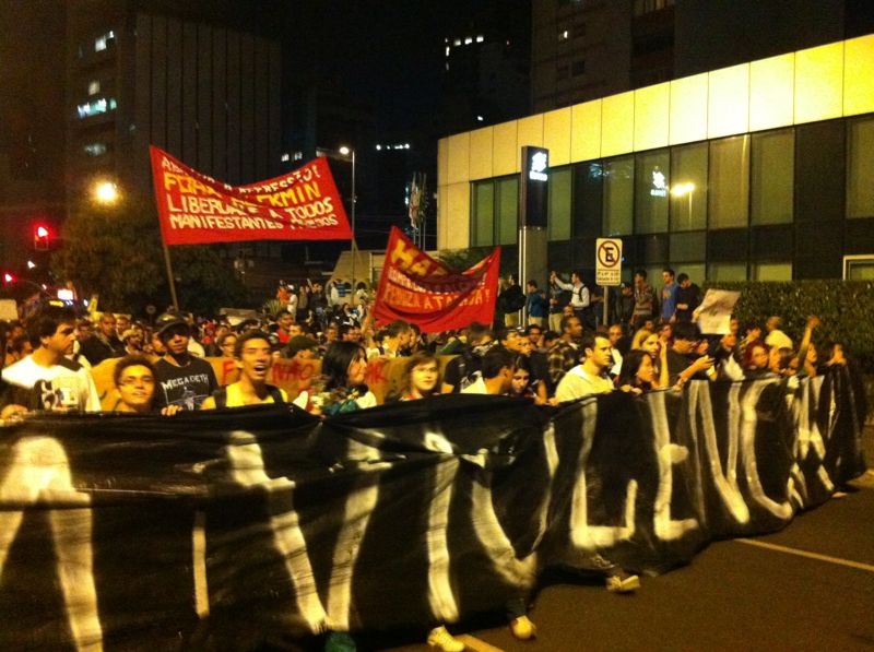 Manifestantes caminham na av. Faria Lima