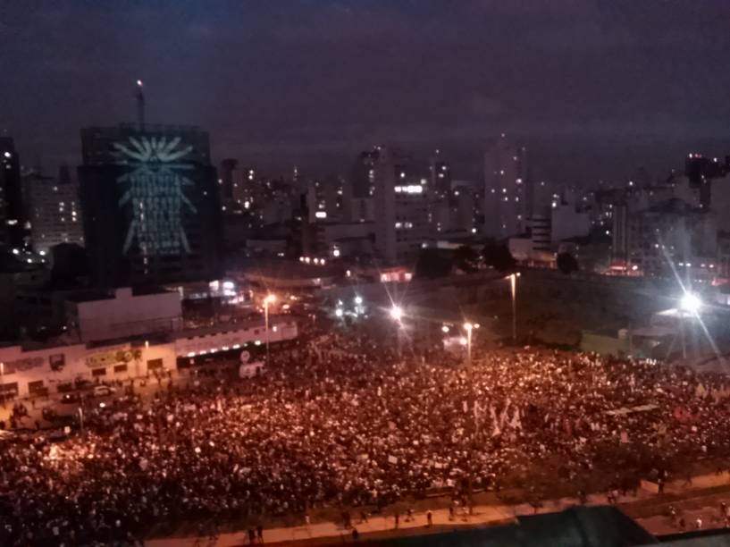 18h 15: Manifestantes ocupam completamente a Avenida Faria Lima