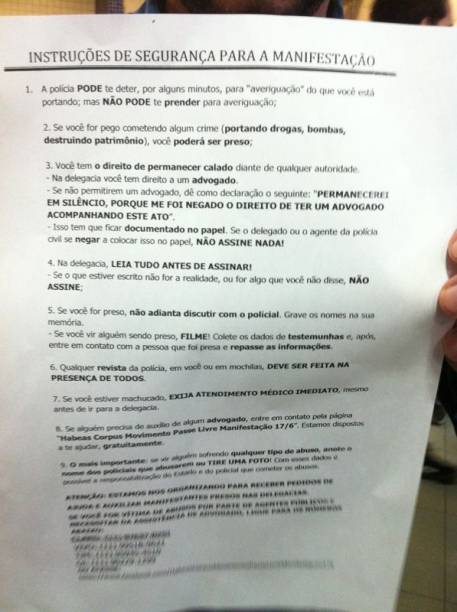 17h51: manifestantes entregam panfletos de como proceder em caso de abordagem da Polícia Militar