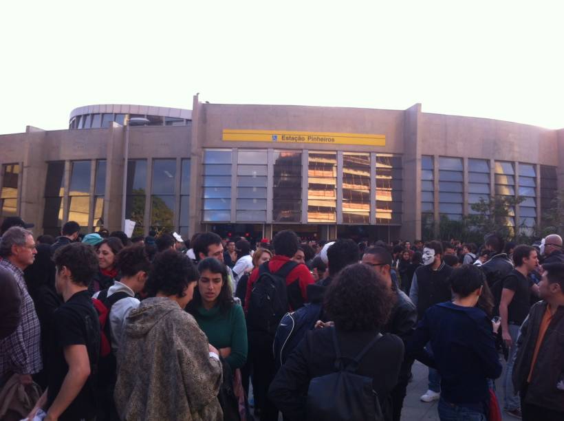 17h02: movimento na estação Pinheiros do Metrô