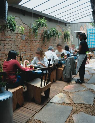 Sofá Café serve opções saudáveis em ambiente rústico e charmoso