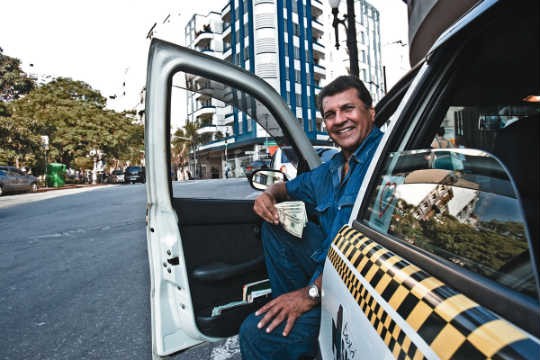 Profissionais estudam idiomas para receber estrangeiros na Copa