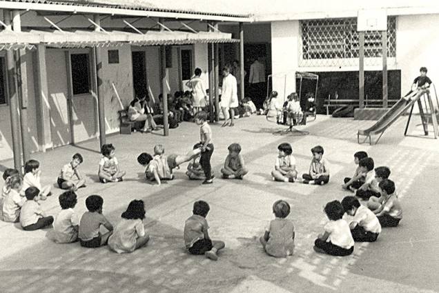 Terceiro andar do prédio: pátio para recreação da escola Terceiro andar do prédio: pátio para recreação da escola