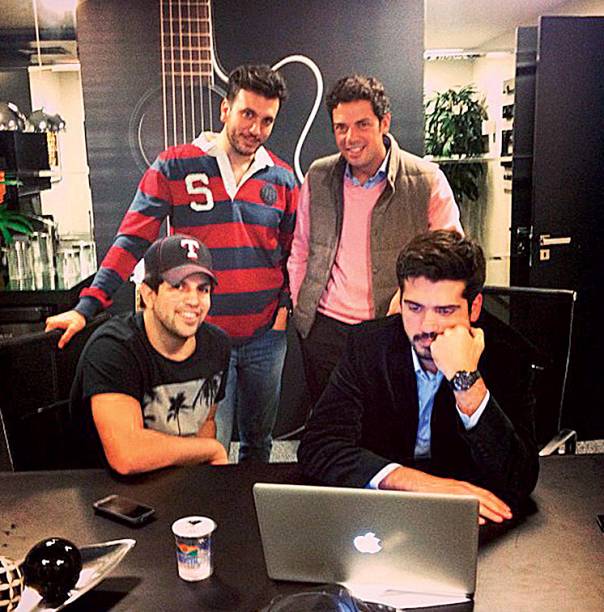 Ao lado de Fábio da Lua (em pé), Sorocaba e Fábio Fakri, da FS Produções Artísticas Ao lado de Fábio da Lua (em pé), Sorocaba e Fábio Fakri, da FS Produções Artísticas