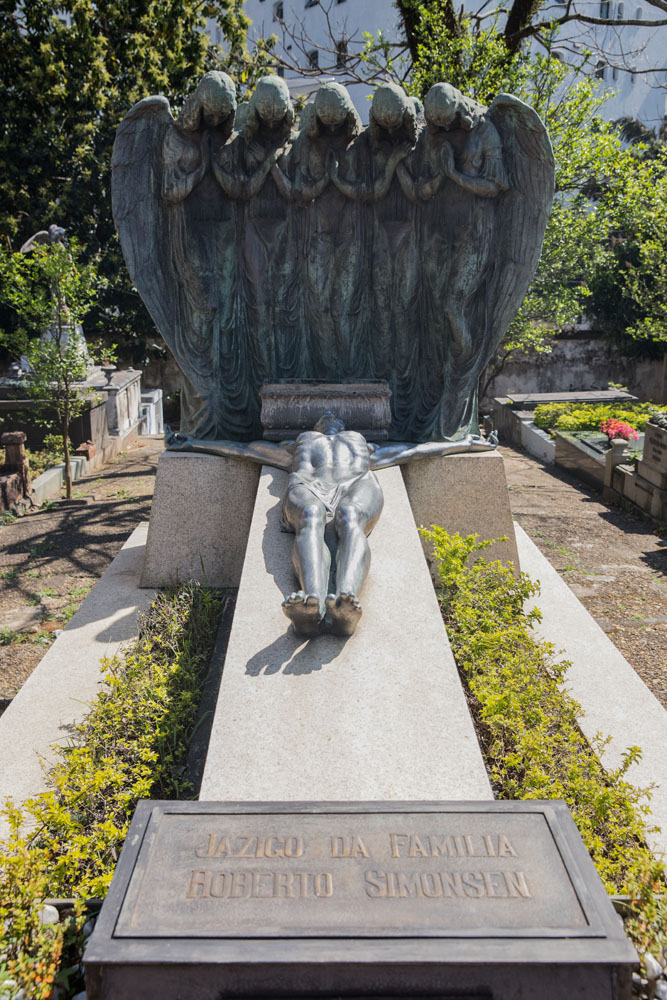 Obras de arte são atração no Cemitério da Consolação