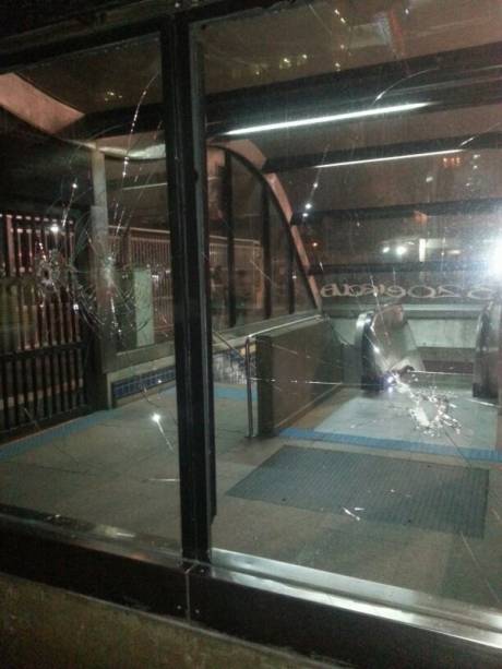 	Na Avenida Paulista, manifesta&ccedil;&atilde;o contra reajuste de &ocirc;nibus deixou estragos