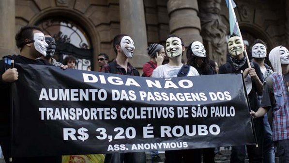 	Manifestantes na praça Ramos de Azevedo antes do grupo seguir para a Avenida Paulista