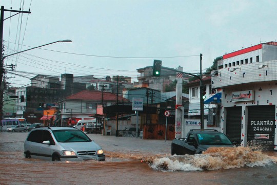 Trânsito e chuva tornam dezembro um teste de fogo aos paulistanos